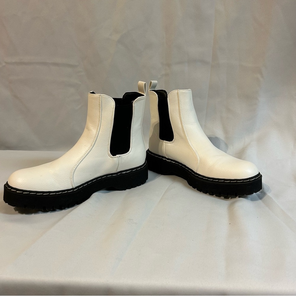 Sincerely Jules White and Black Chelsea Ankle Boots- size 8.5